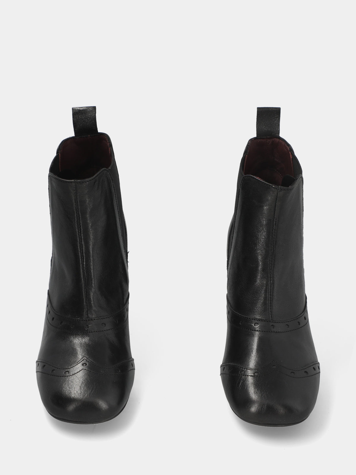 Stivaletto in vitello nero con bucherellature
