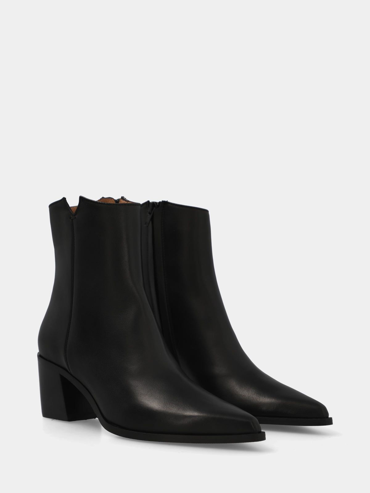 Stivaletto in nappa nera con tacco monoblocco