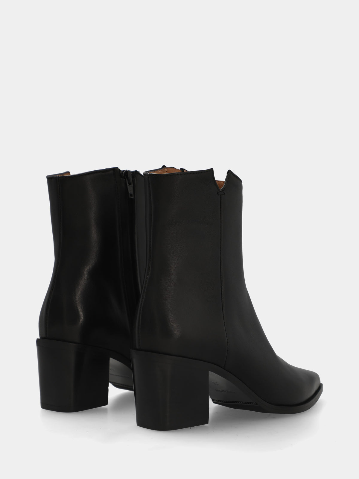 Stivaletto in nappa nera con tacco monoblocco