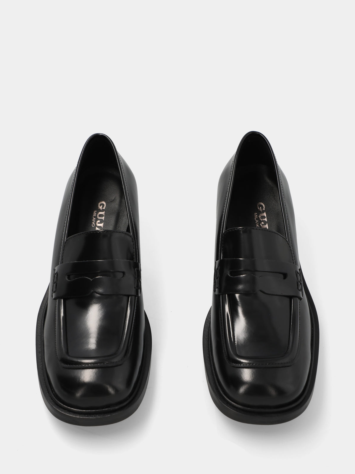 Mocassino in vitello nero con vaschetta cucita