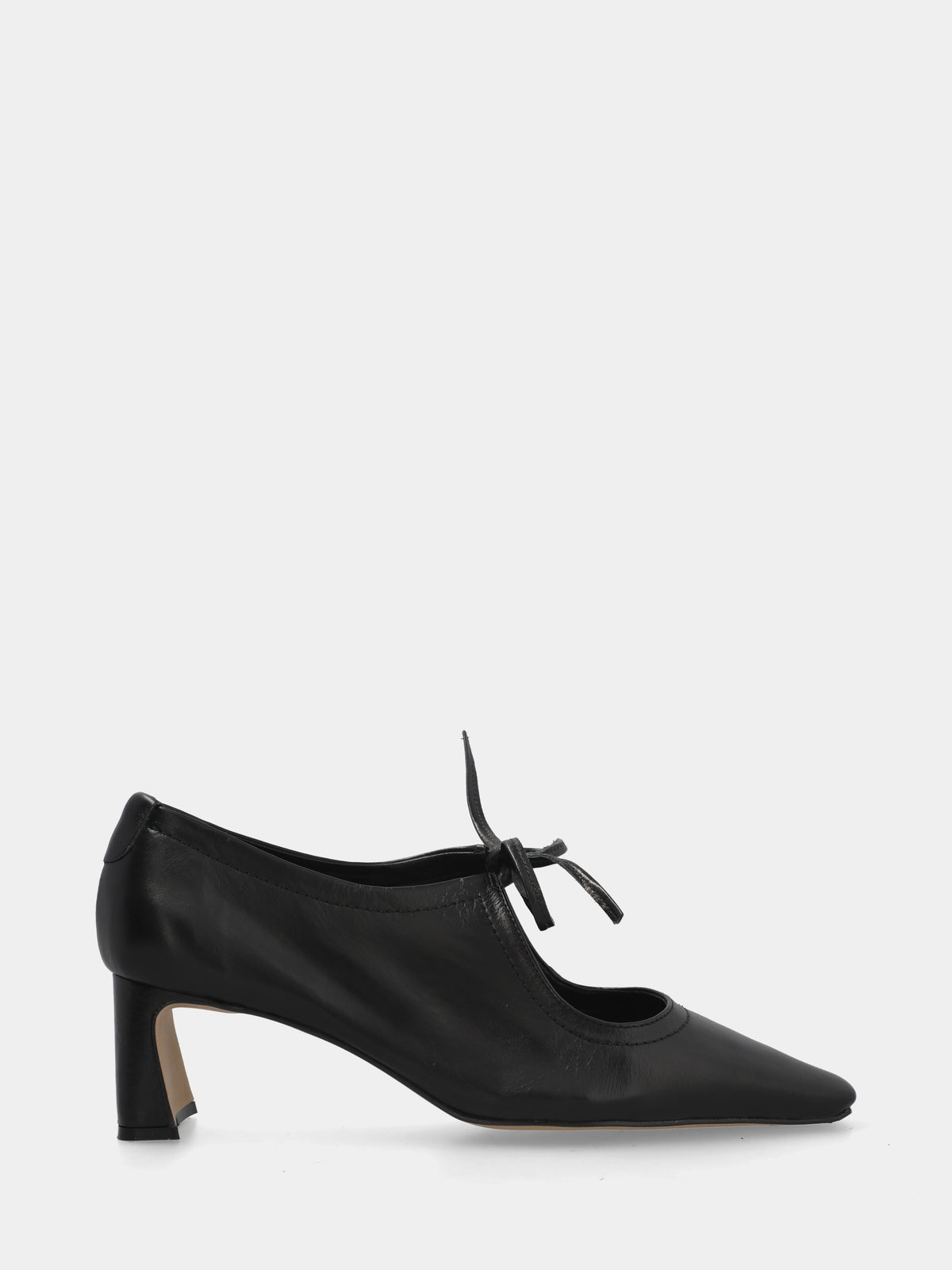 Décolleté in vitello nero con punta quadrata