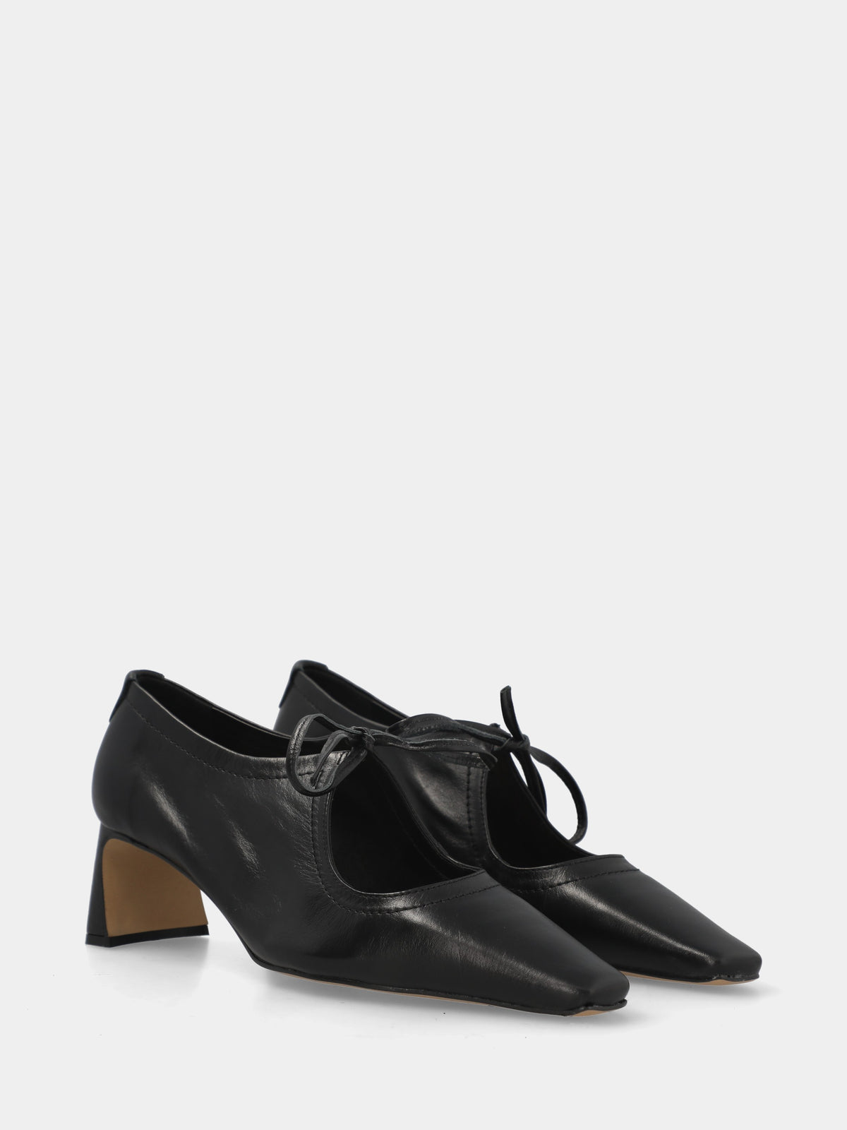 Décolleté in vitello nero con punta quadrata