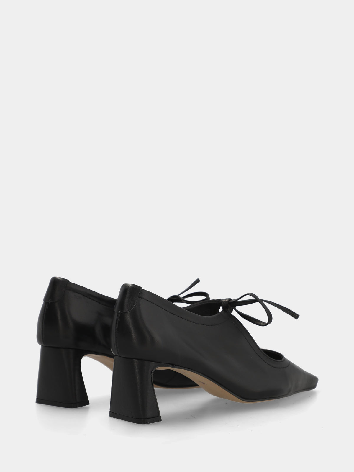 Décolleté in vitello nero con punta quadrata