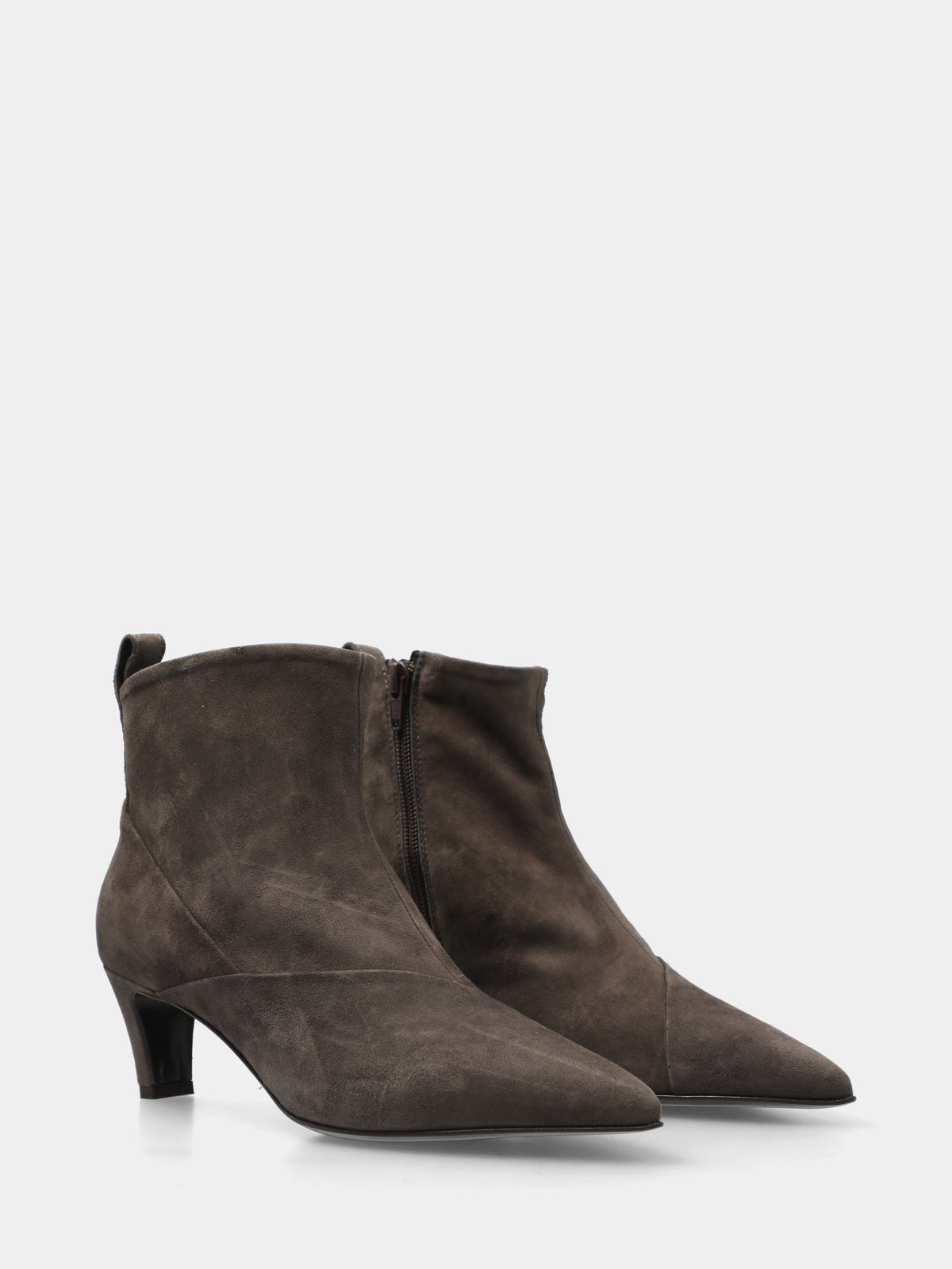 Stivaletto in camoscio grigio con punta sfilata