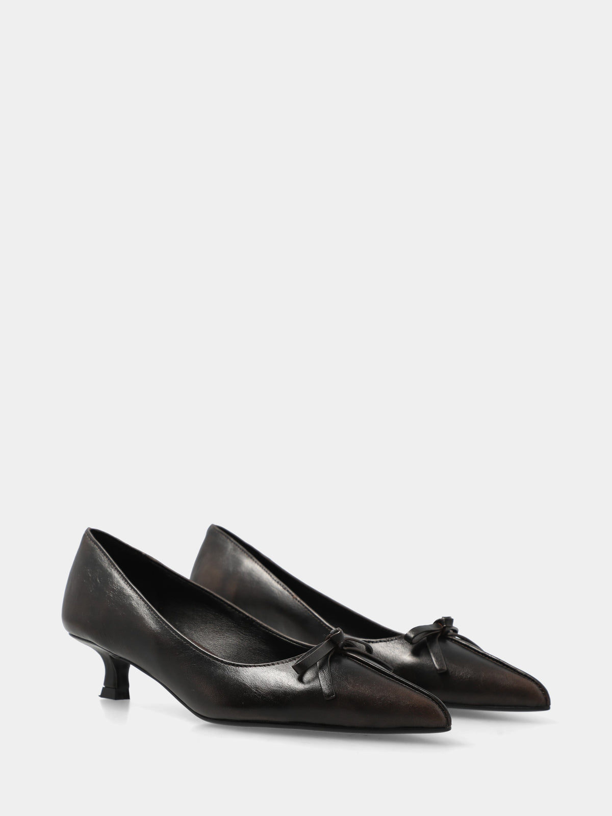 Décolleté in suede testa di moro con fiocchetto