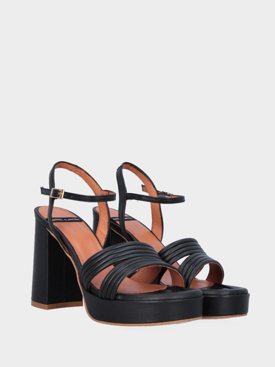Sandalo nero in pelle con listini