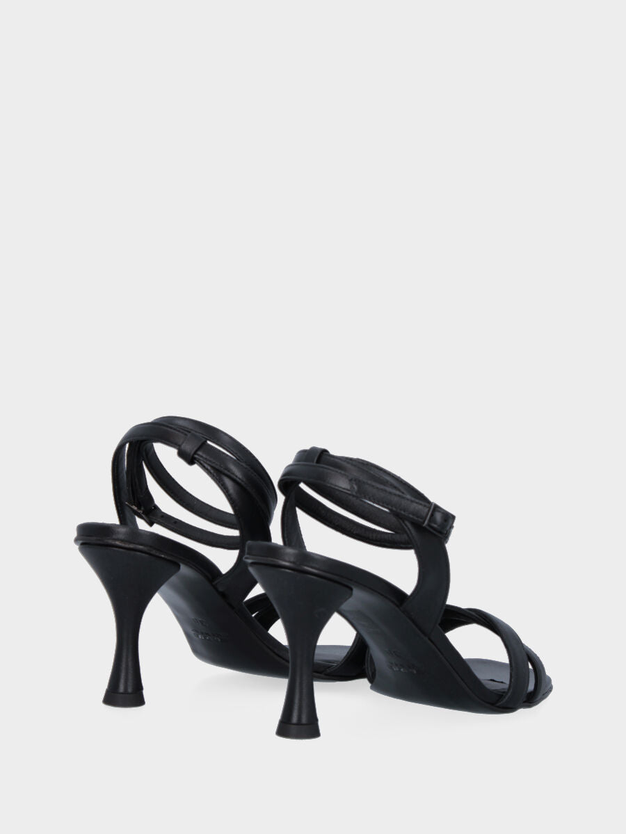 Sandalo nero in pelle con fascette incrociate