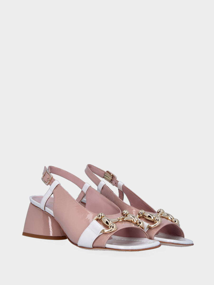 Sandalo slingback nude in pelle lucida con morsetto metallico