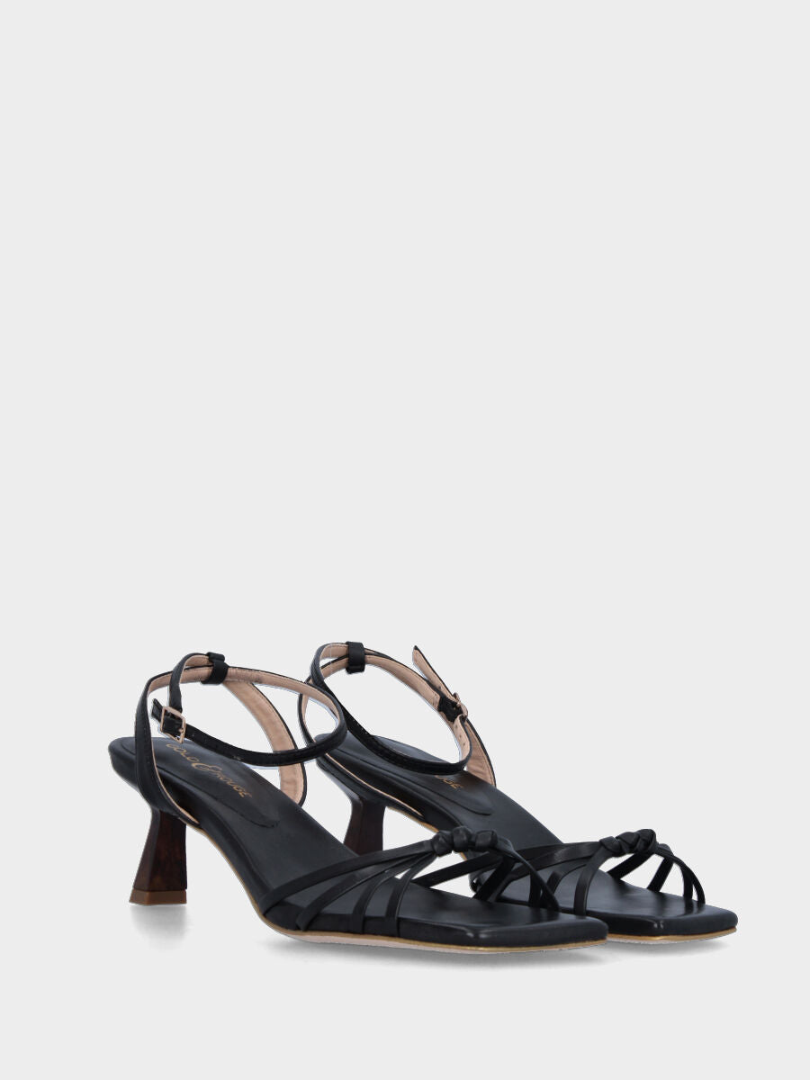 Sandalo nero in pelle con listini
