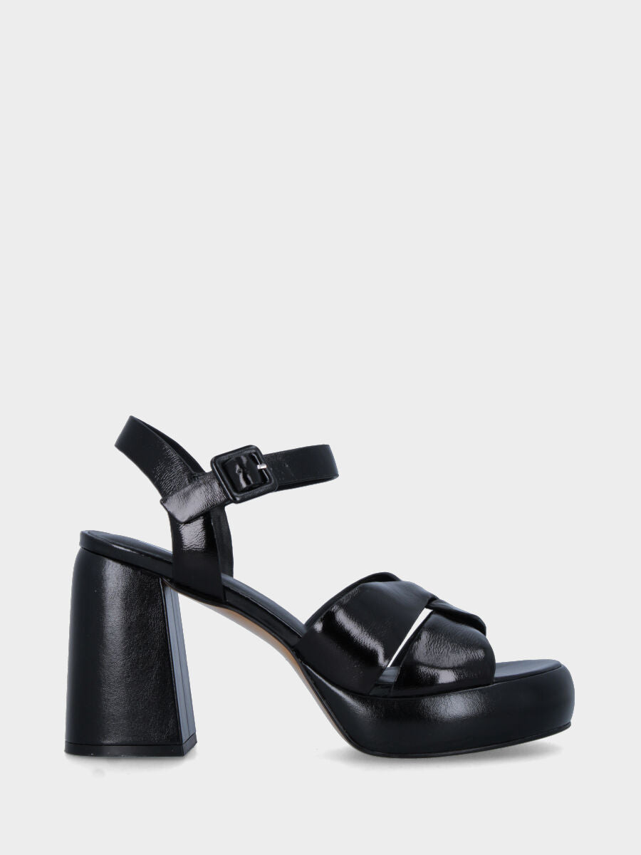 Sandale à talon noire en cuir avec brides croisées