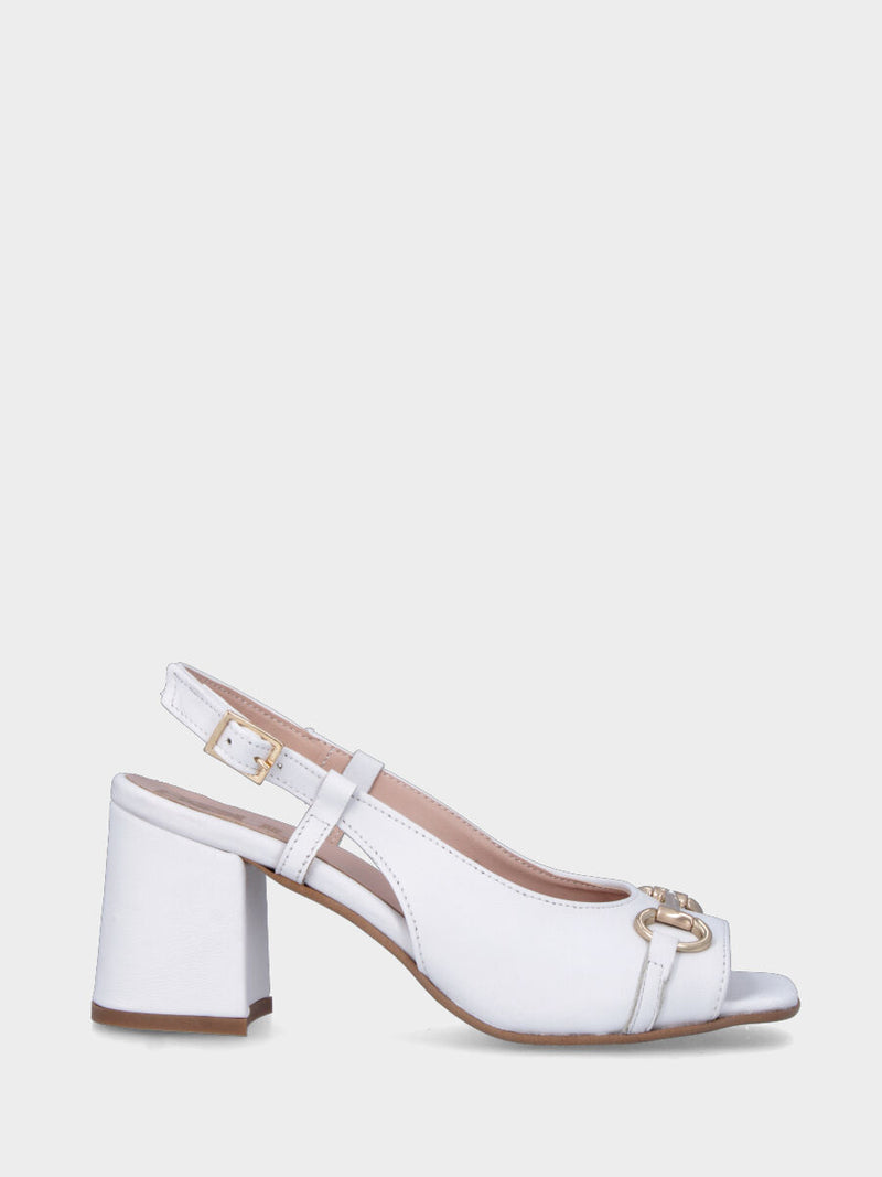 Sandalo slingback bianco in pelle con morsetto e punta aperta