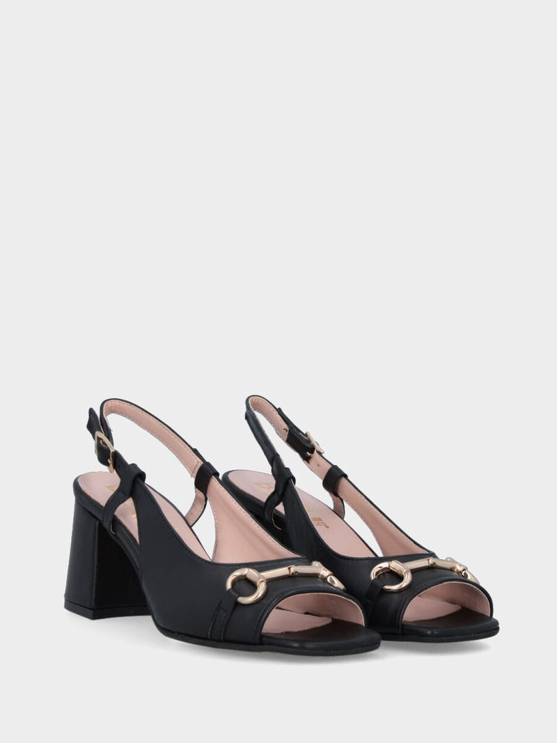 Sandalo slingback nero in pelle con morsetto e punta aperta