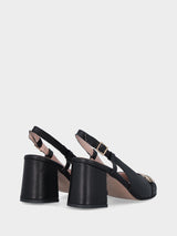 Sandalo slingback nero in pelle con morsetto e punta aperta