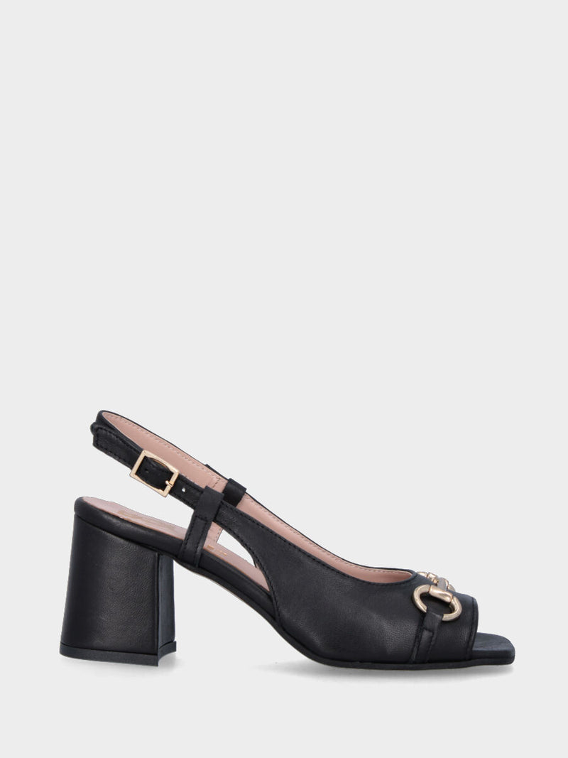 Sandalo slingback nero in pelle con morsetto e punta aperta