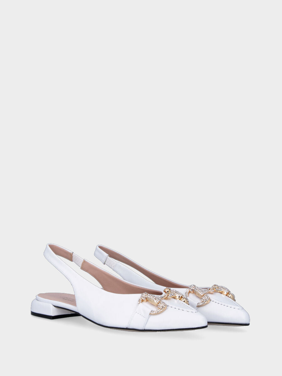 Weiße Pumps Slingback aus Leder mit genietetem Schnallenverschluss