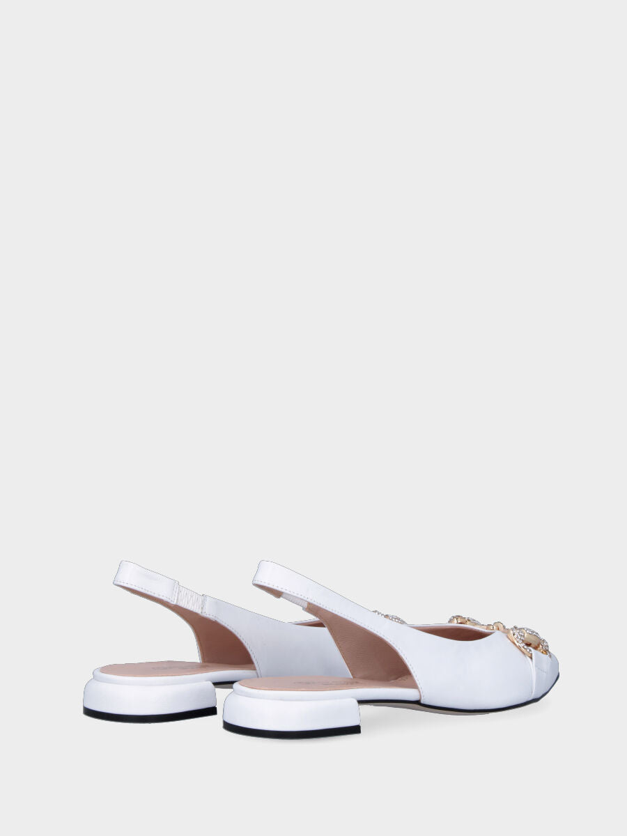 Weiße Pumps Slingback aus Leder mit genietetem Schnallenverschluss