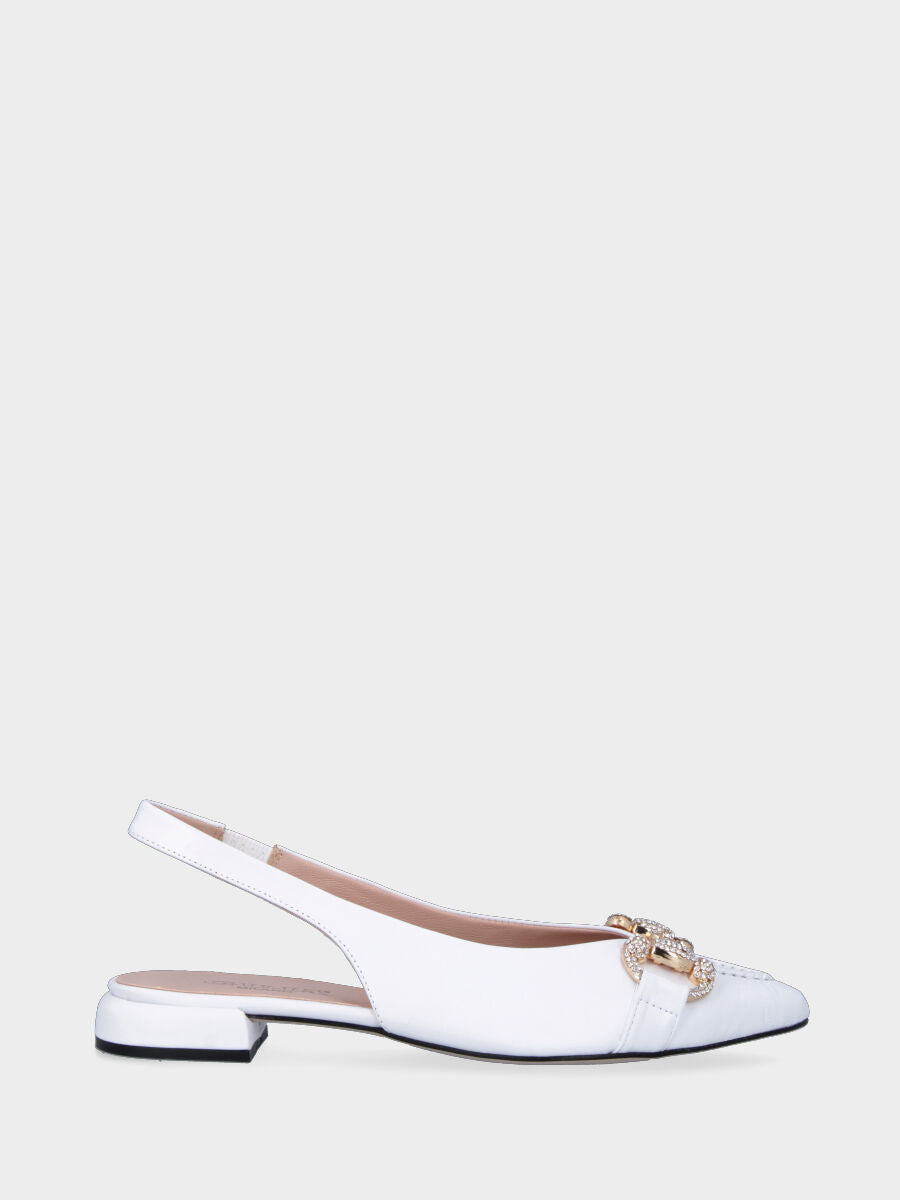 Weiße Pumps Slingback aus Leder mit genietetem Schnallenverschluss