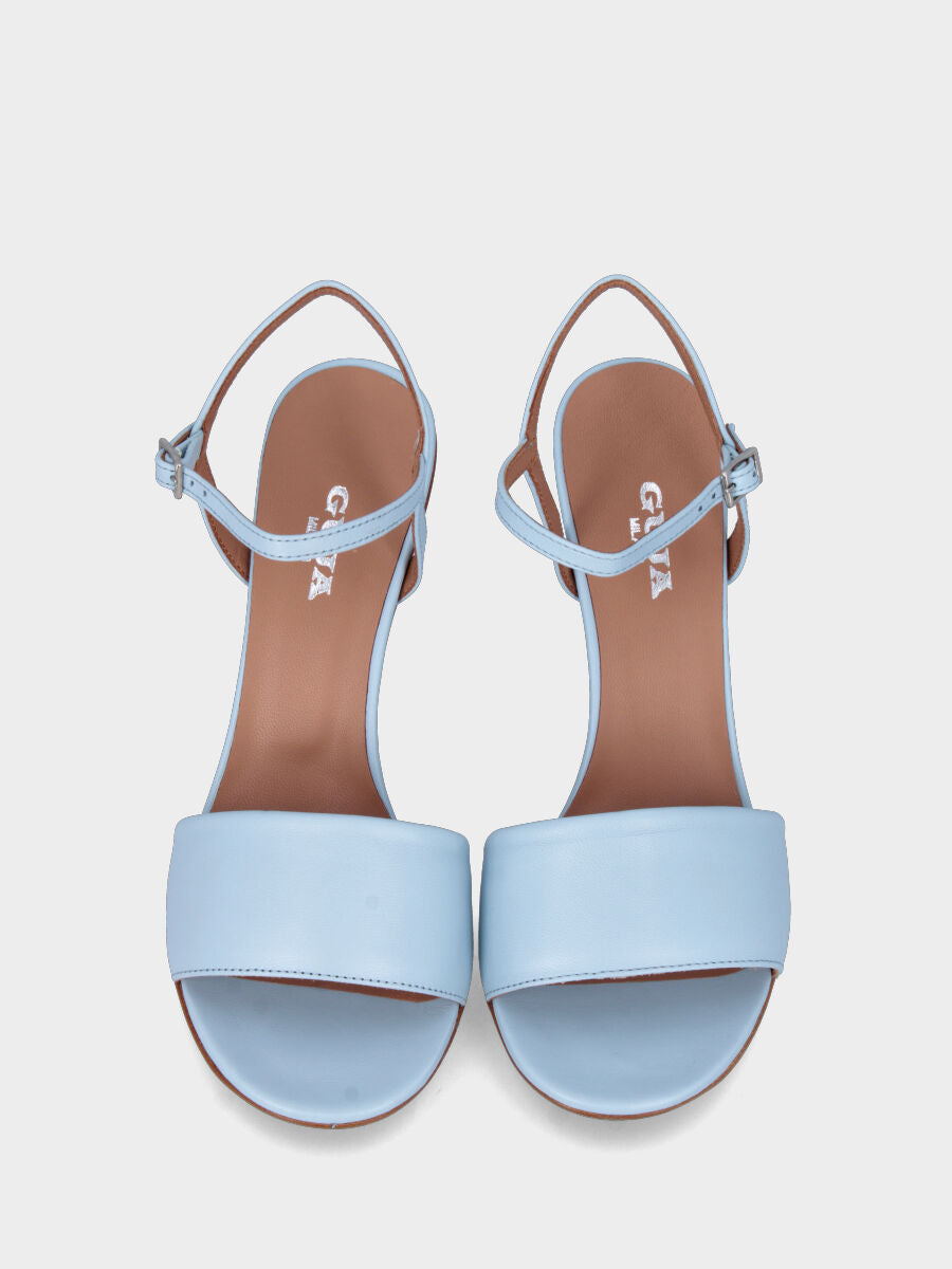 Sandale mit himmelblauem Absatz aus Leder mit Riemen