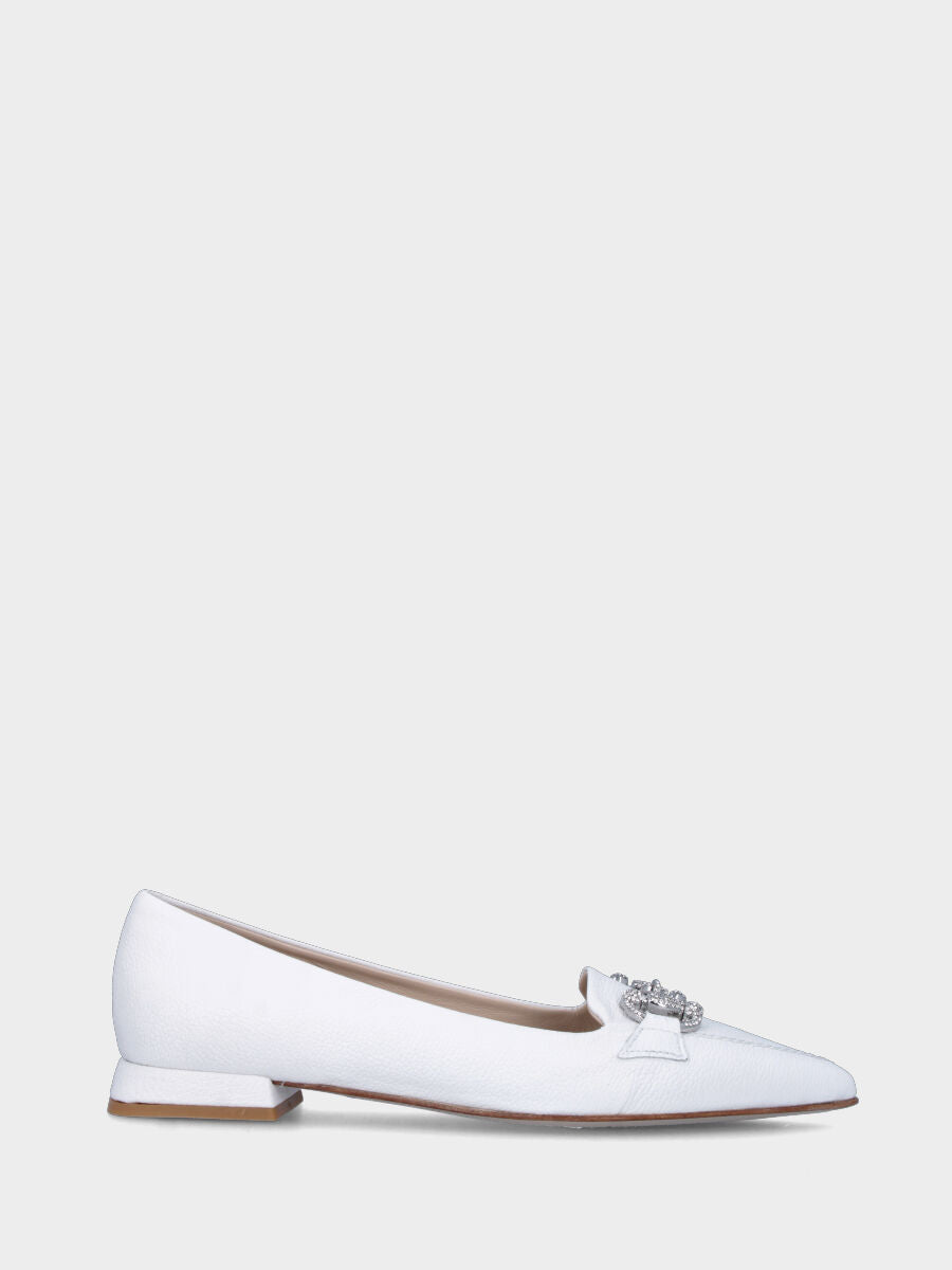 Mocassin blanc en cuir avec bout effilé et morsetton