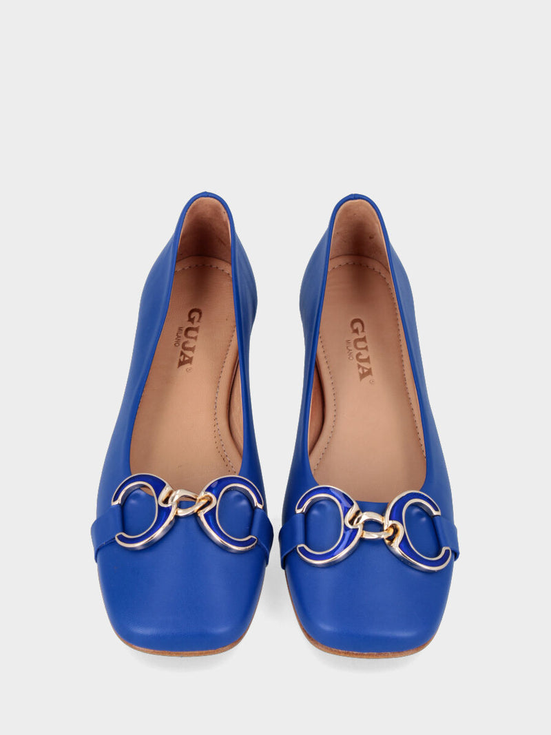 Ballerina blu in pelle con accessorio laccato in tinta