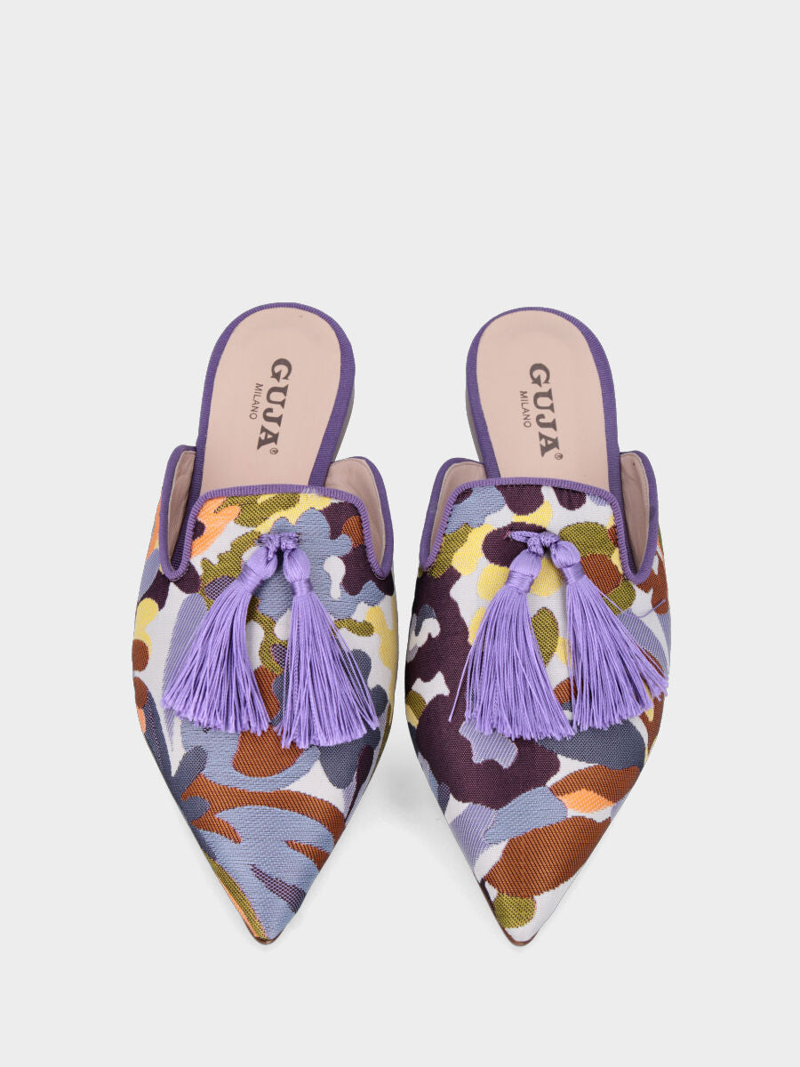 Sabot in tessuto viola con trama floreale e nappine
