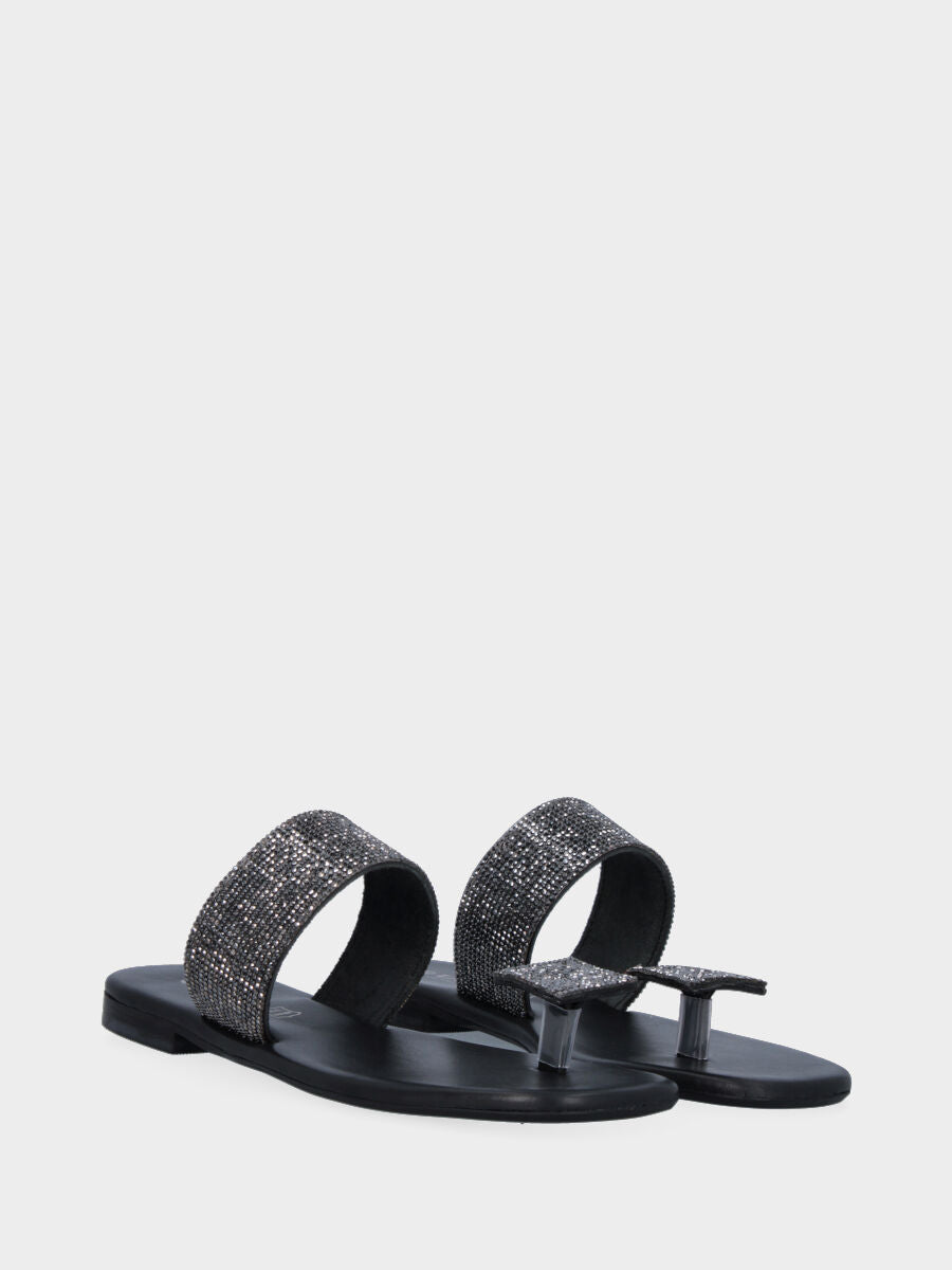 Sandale tongs noire en cuir avec bride et bouton ornés de cristaux