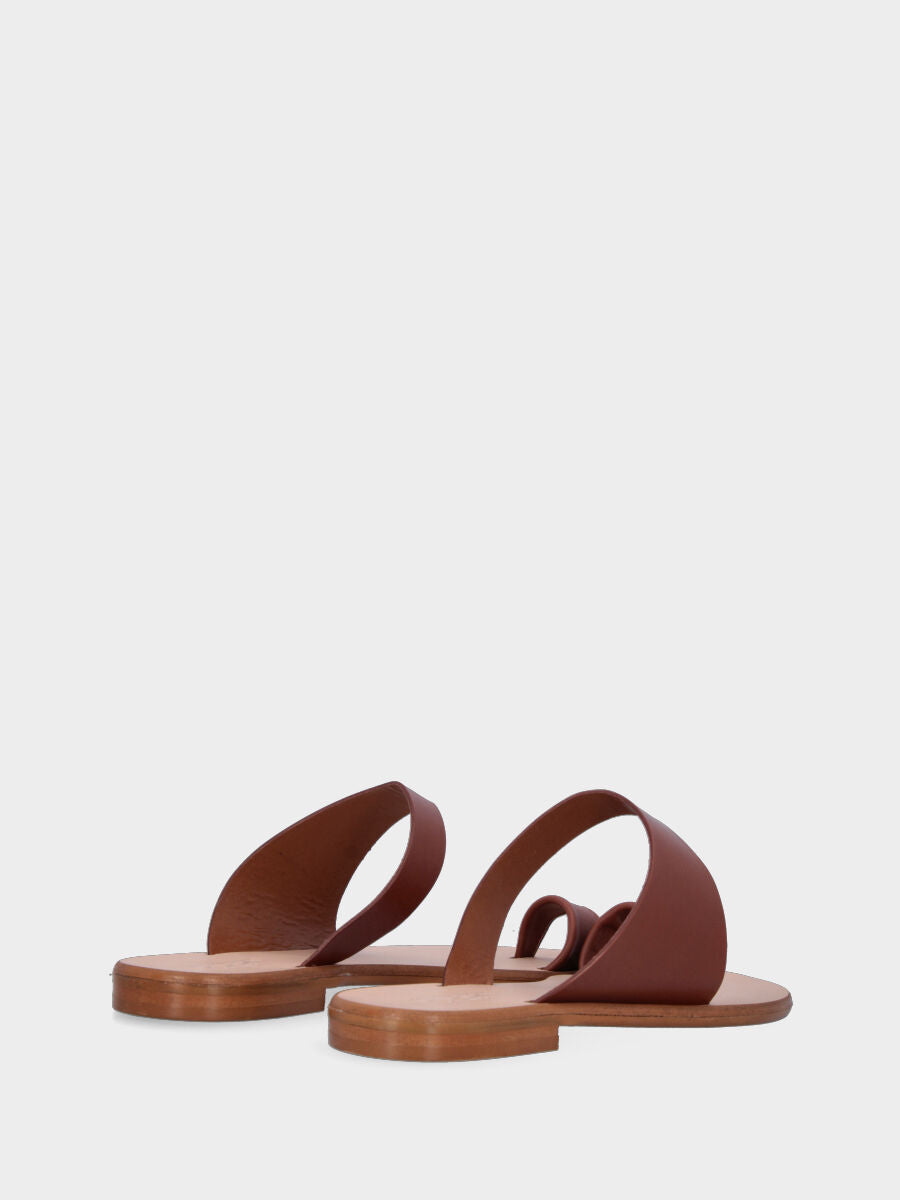 Ciabattina marrone in pelle con fasce asimmetriche