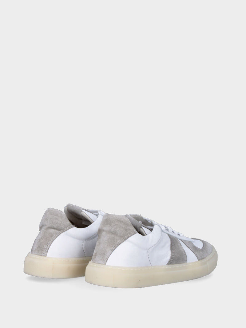 Sneaker bianca in pelle con inserti in camoscio