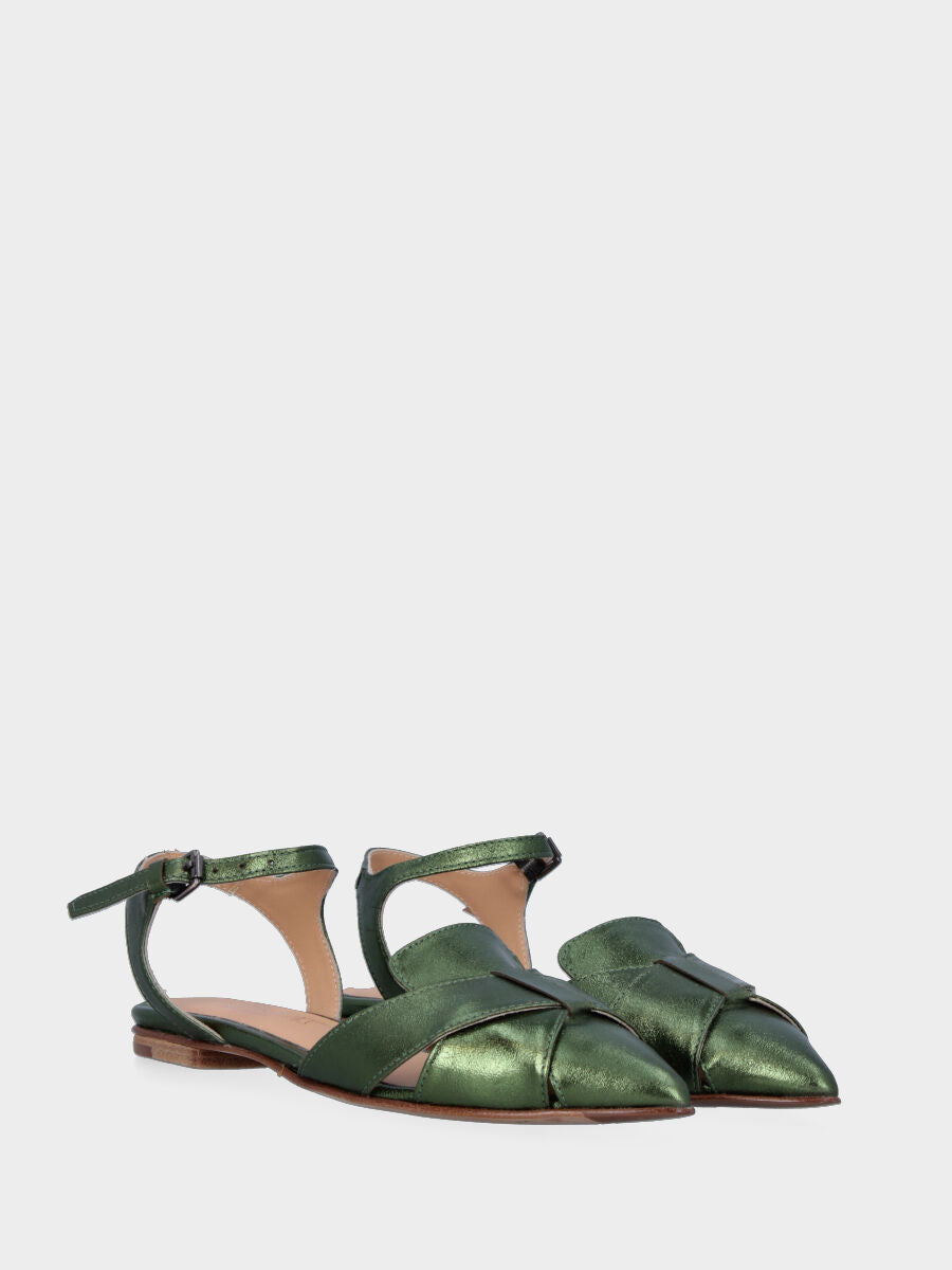 Green laminated sandal closed with crossed straps