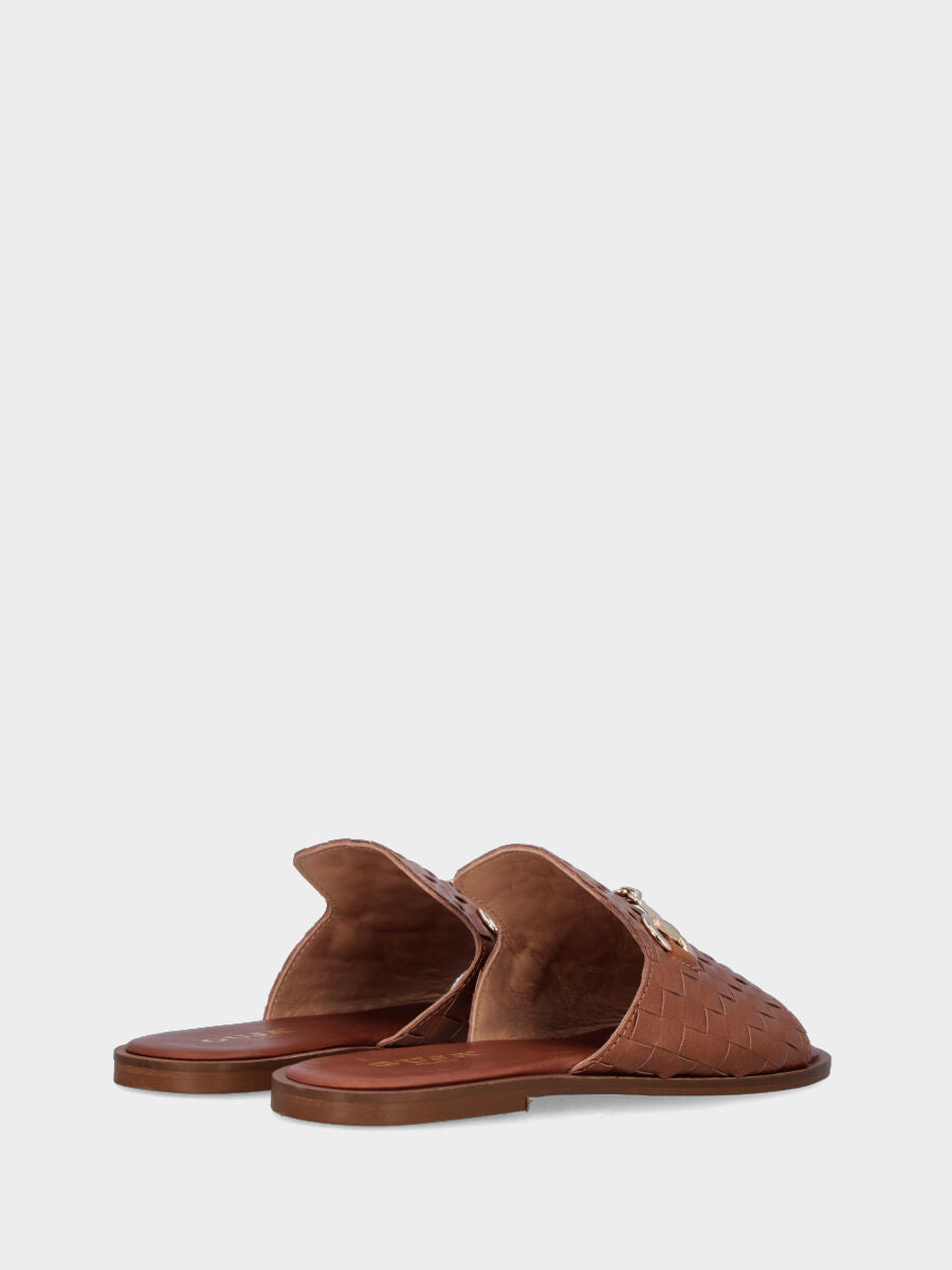 Leather slipper in woven leather with clamp