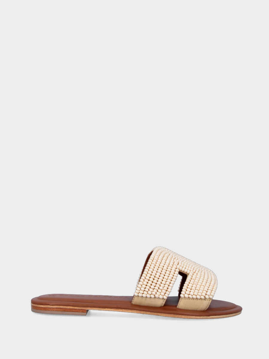 Mule beige en cuir recouverte de perles