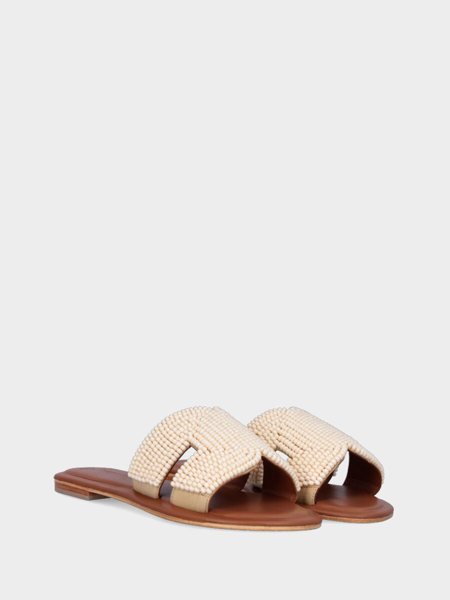 Mule beige en cuir recouverte de perles