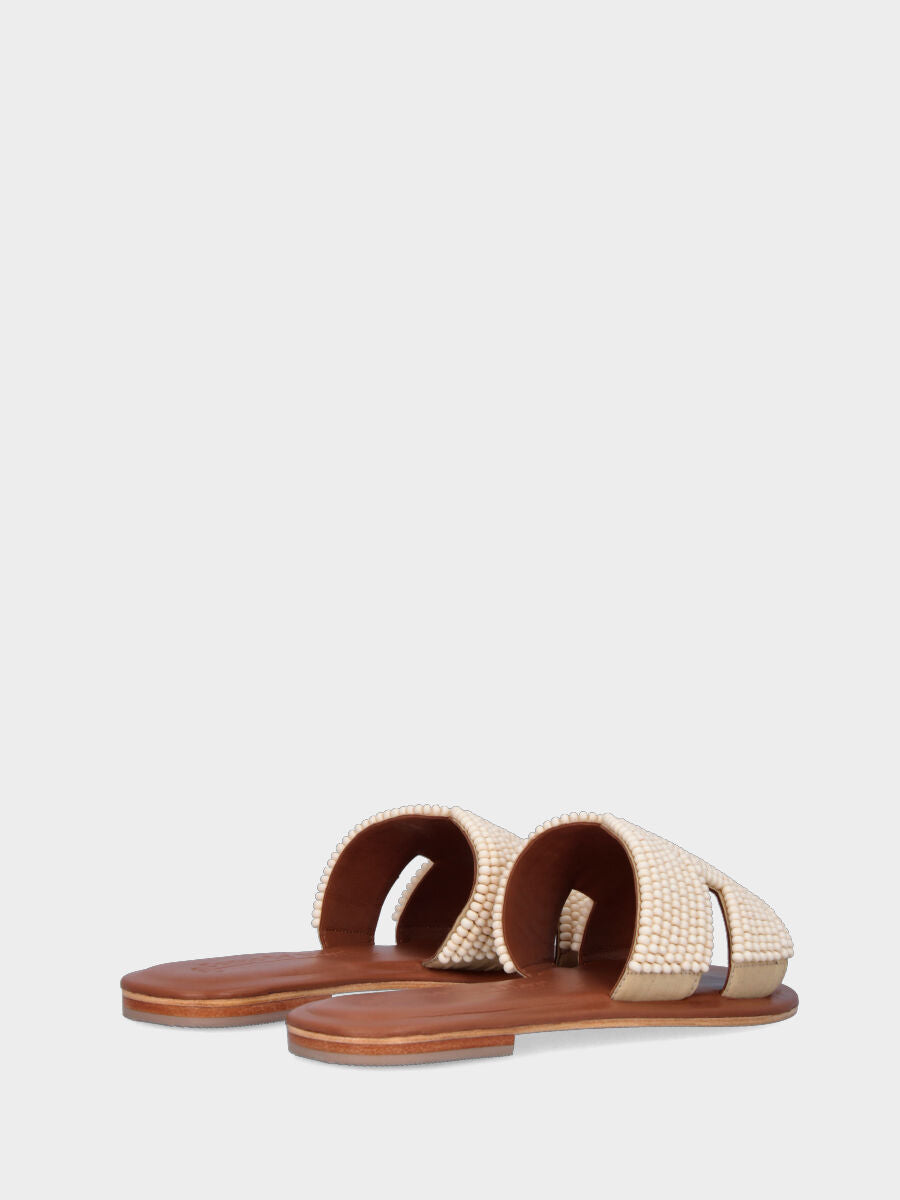 Mule beige en cuir recouverte de perles