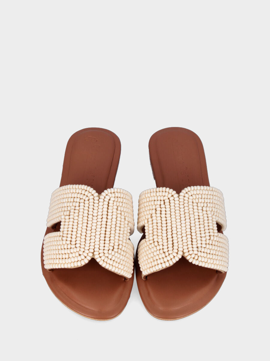 Mule beige en cuir recouverte de perles