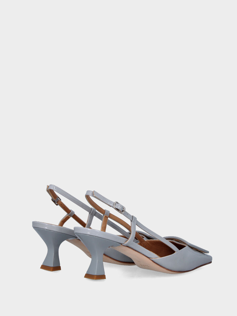 Escarpin slingback gris en vernis avec accessoire métallique