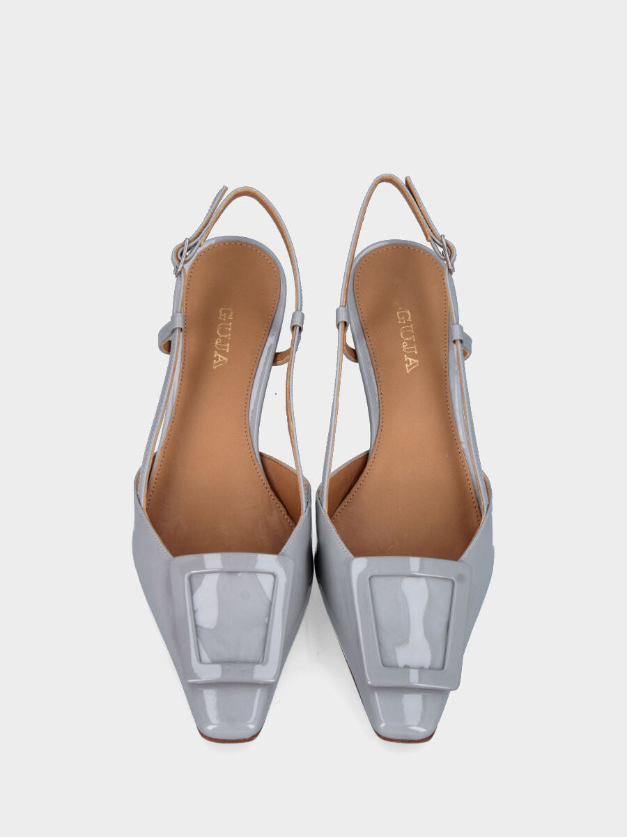 Escarpin slingback gris en vernis avec accessoire métallique