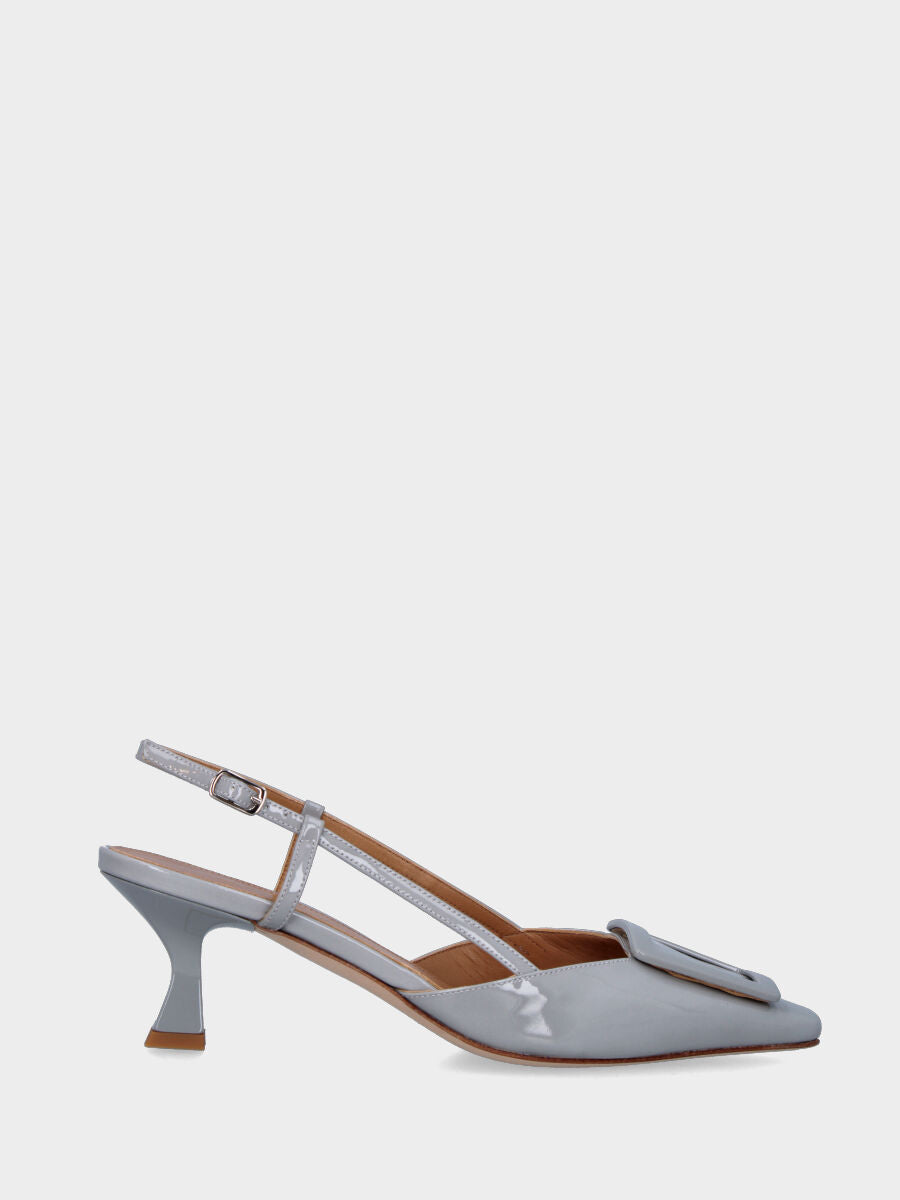Escarpin slingback gris en vernis avec accessoire métallique