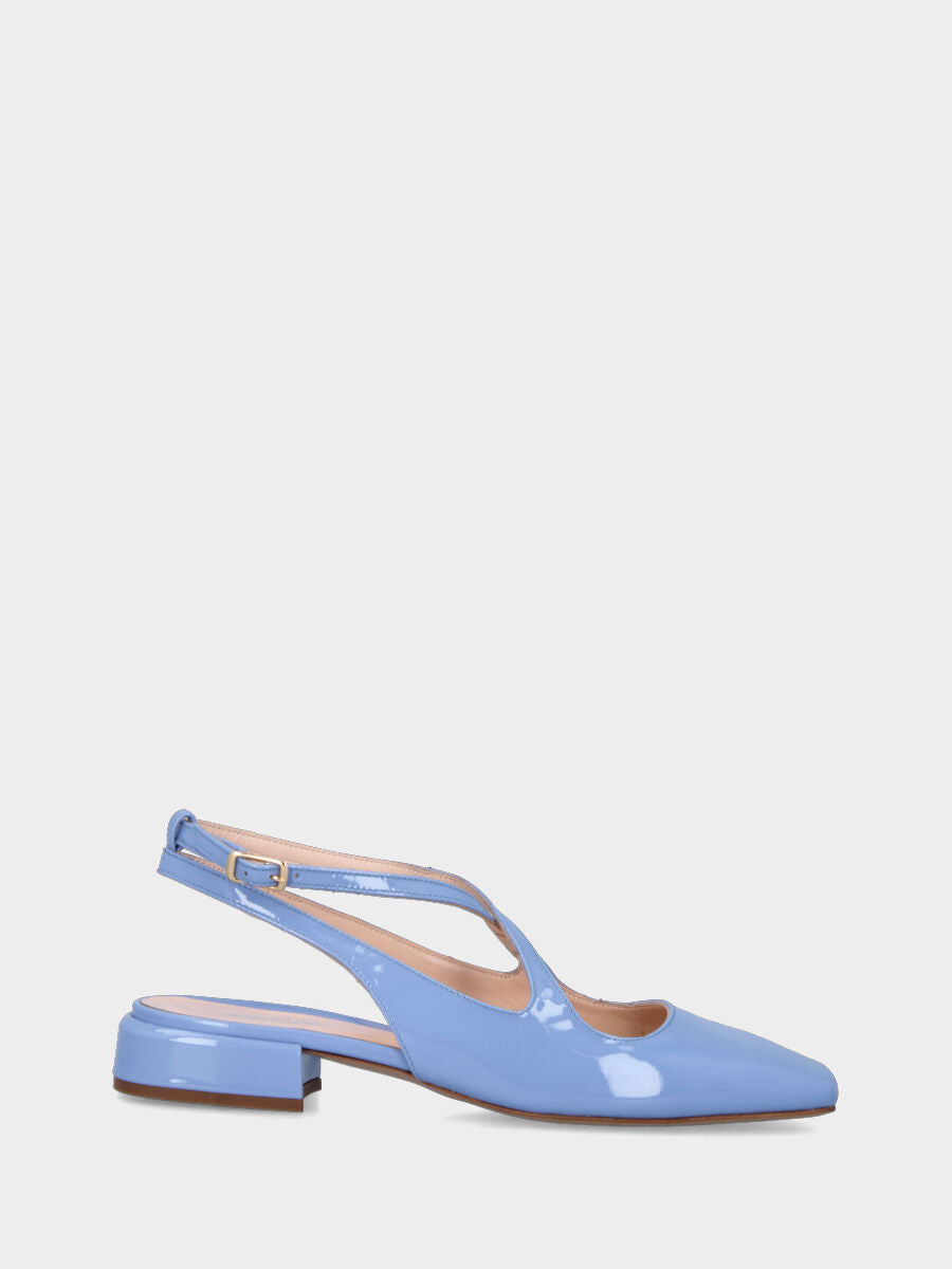 Slingback azzurra en vernis avec brides croisées à bout carré