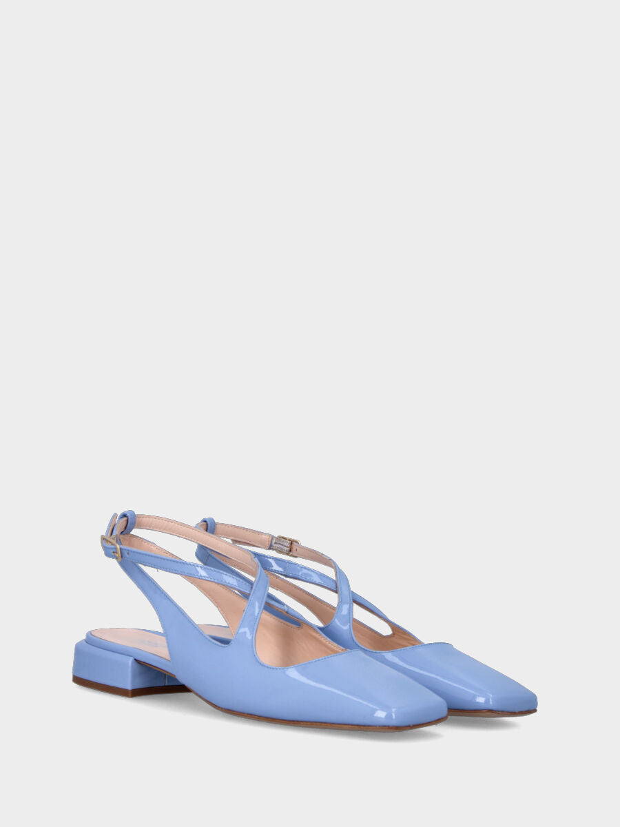 Slingback azzurra en vernis avec brides croisées à bout carré