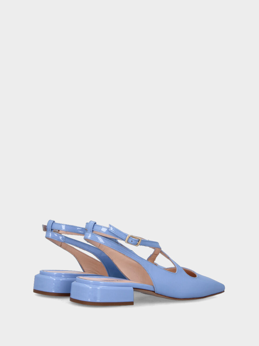 Slingback azzurra en vernis avec brides croisées à bout carré