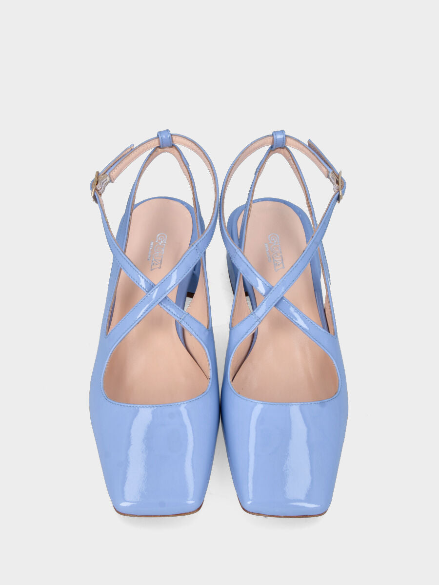 Slingback azzurra en vernis avec brides croisées à bout carré