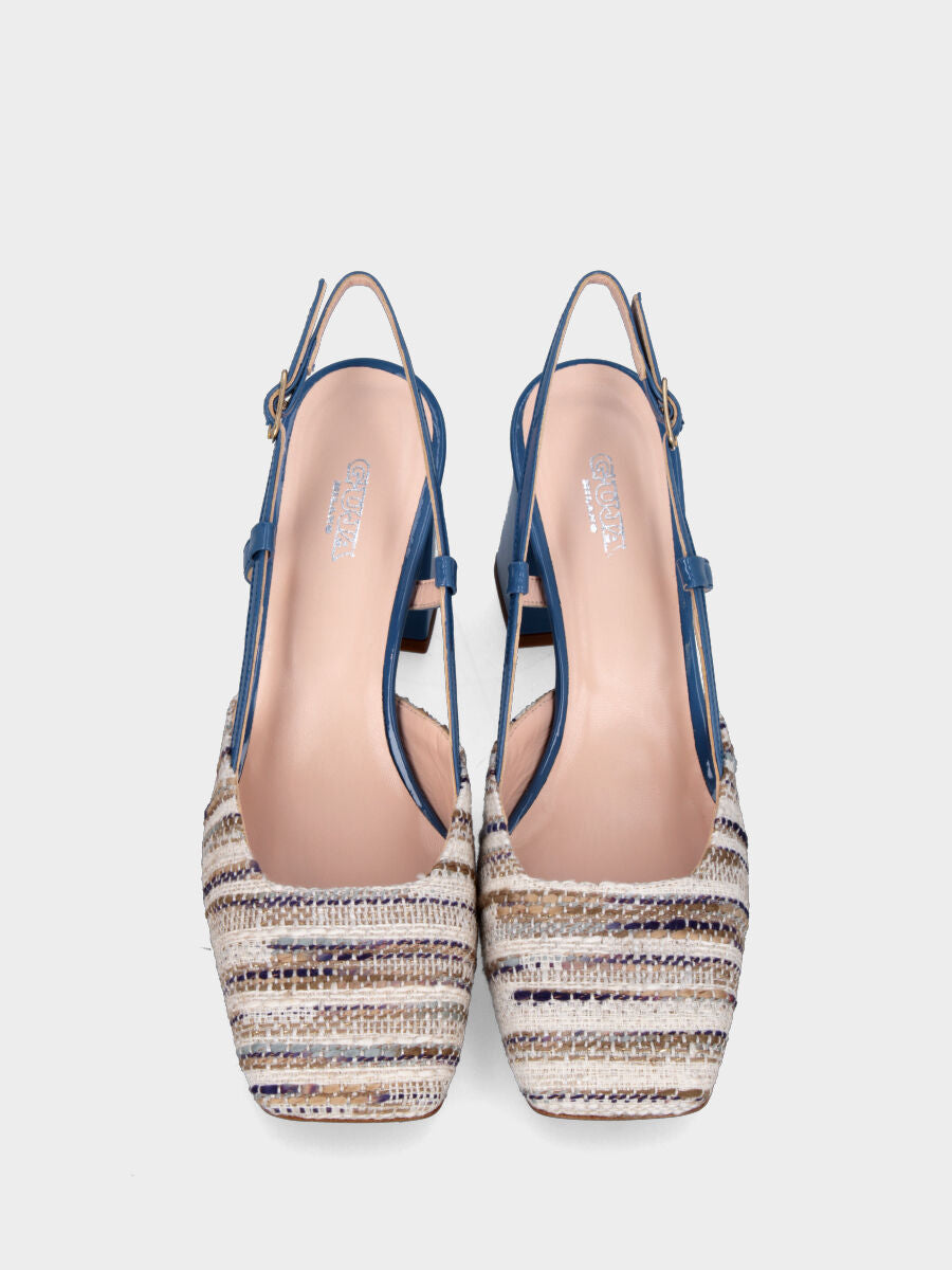 Slingback blu in vernice con tomaia in raffia