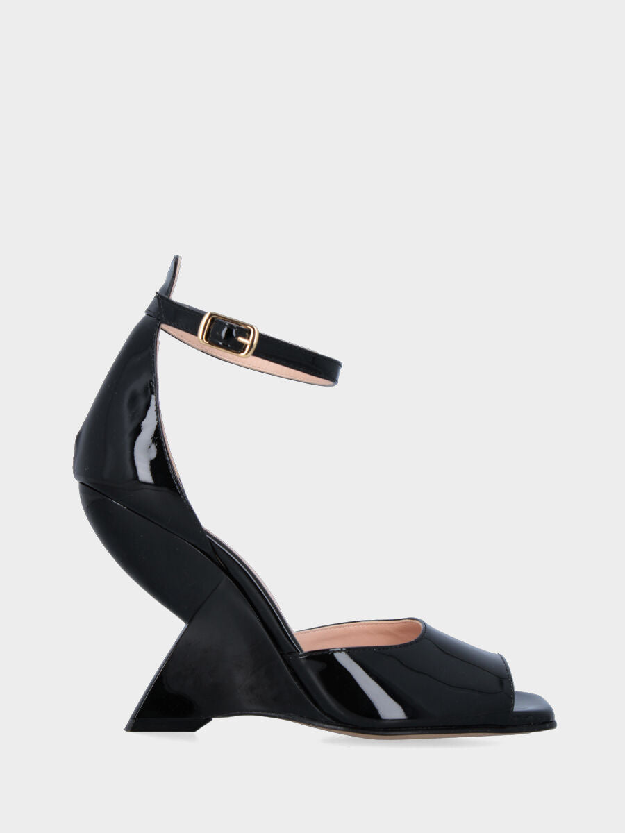 Schwarzer Lack-Sandalette mit Riemchen und geometrischem Keilabsatz