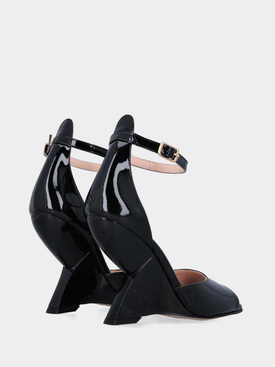 Schwarzer Lack-Sandalette mit Riemchen und geometrischem Keilabsatz