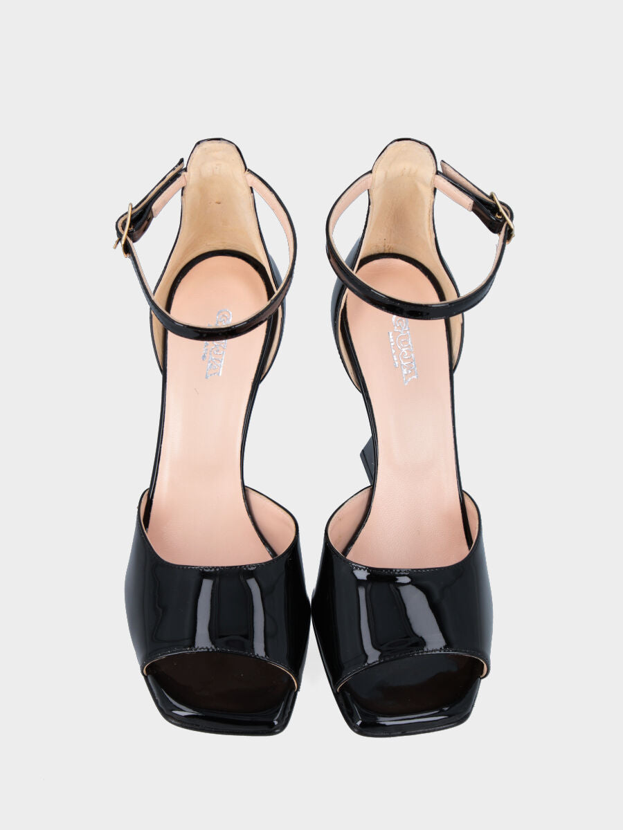 Schwarzer Lack-Sandalette mit Riemchen und geometrischem Keilabsatz