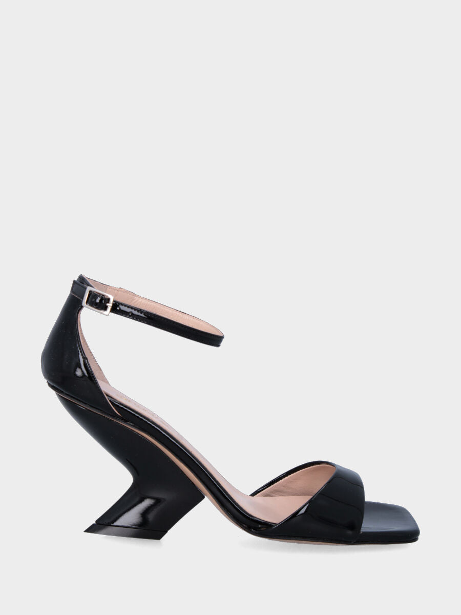 Schwarzer Lack-Sandalette mit hohlem Keilabsatz