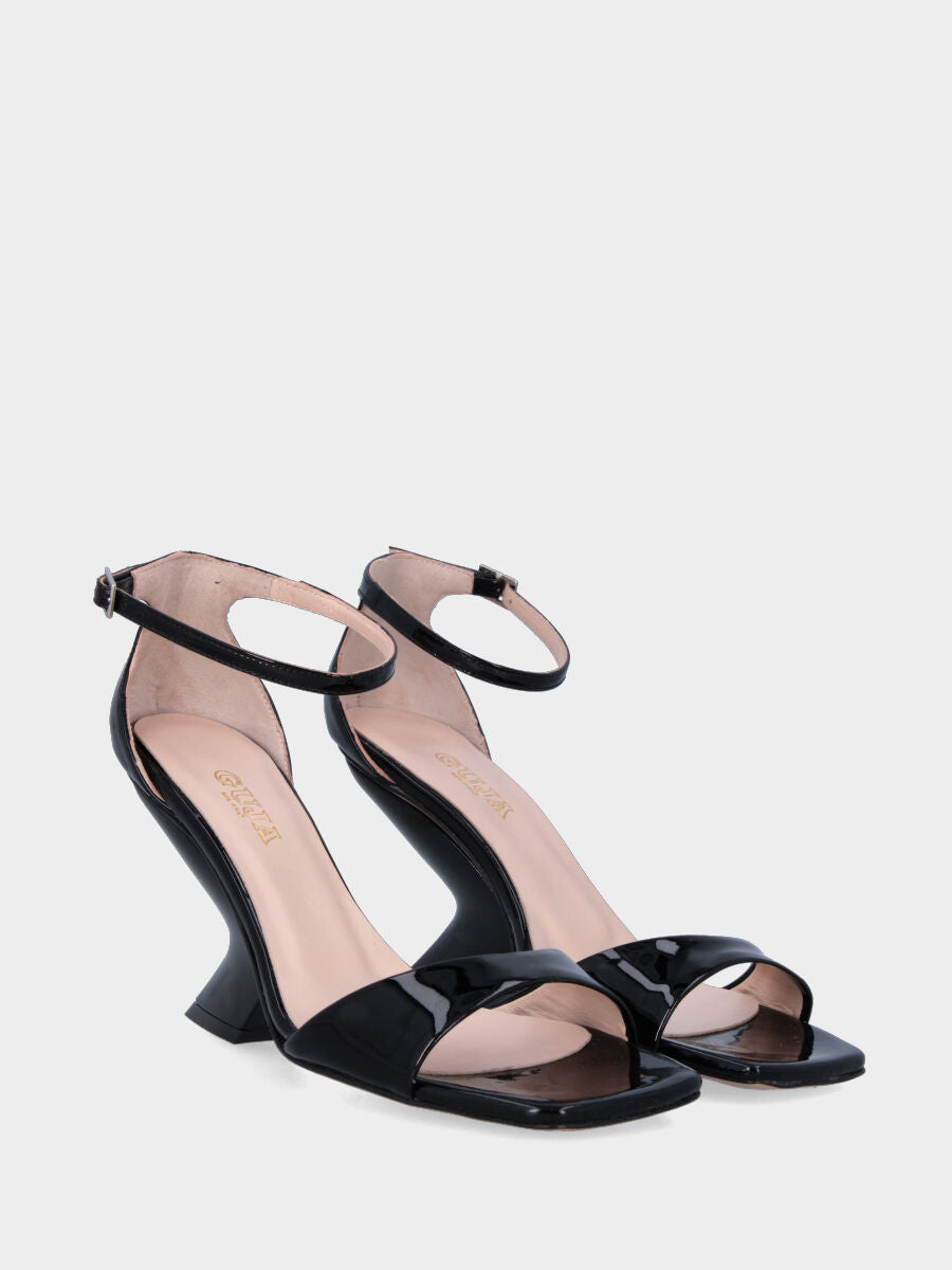 Schwarzer Lack-Sandalette mit hohlem Keilabsatz