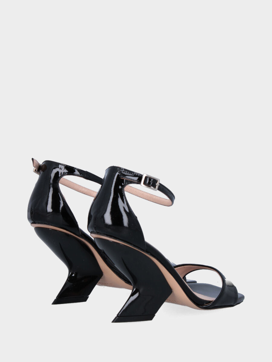 Schwarzer Lack-Sandalette mit hohlem Keilabsatz