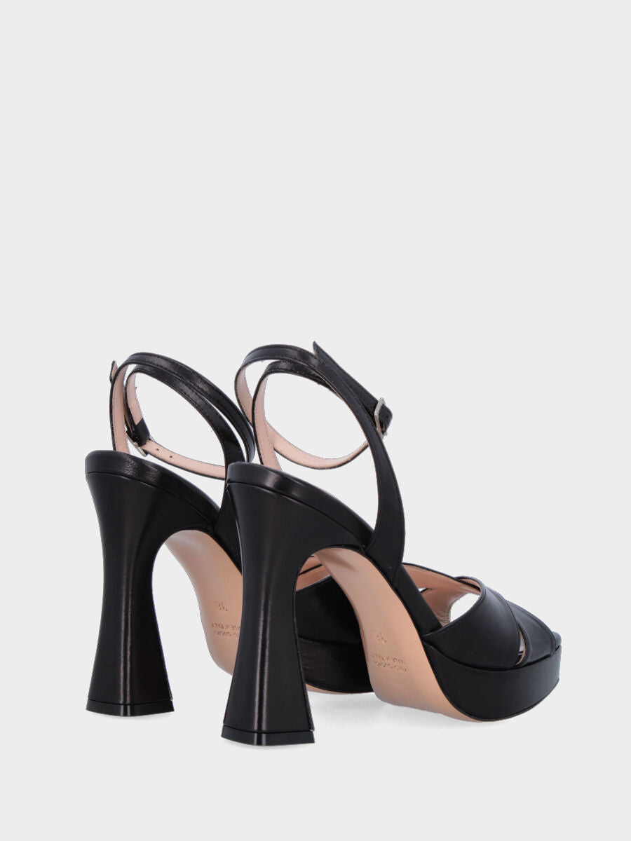 Sandale noire en cuir avec brides croisées et plateforme
