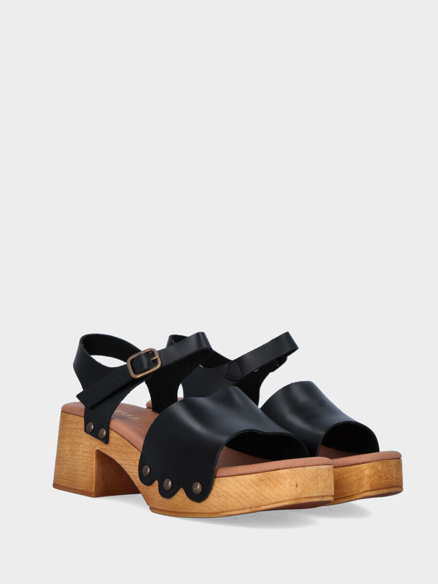 Zoccolo nero in pelle con fascia ad ondine chiodata